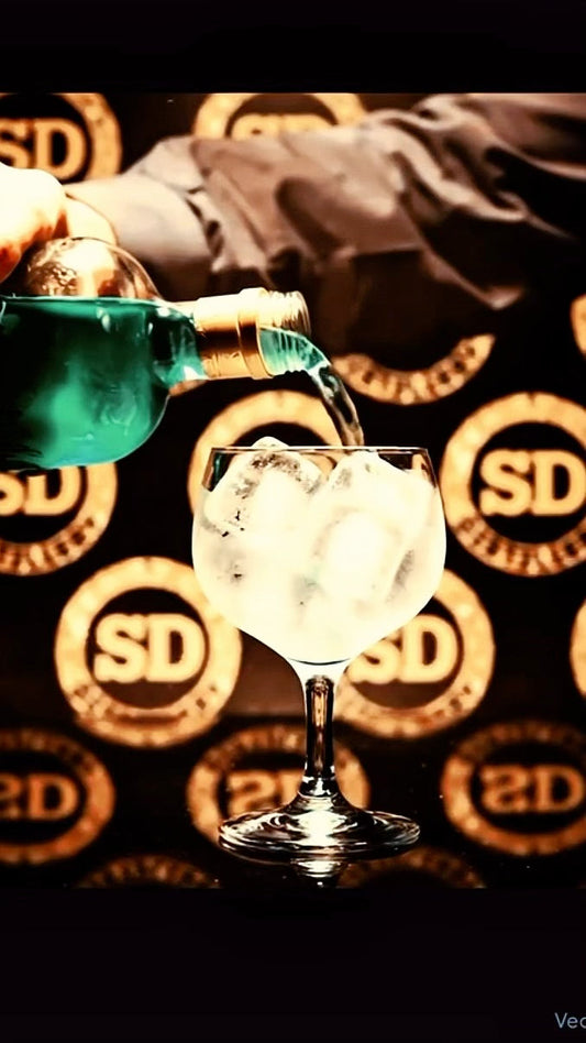 Boombasticgin versato per un gintonic