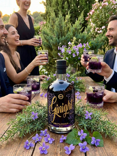 Ginight gin alla violetta servito al tavolo SD Distillery
